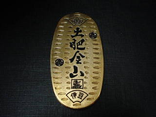 yR@